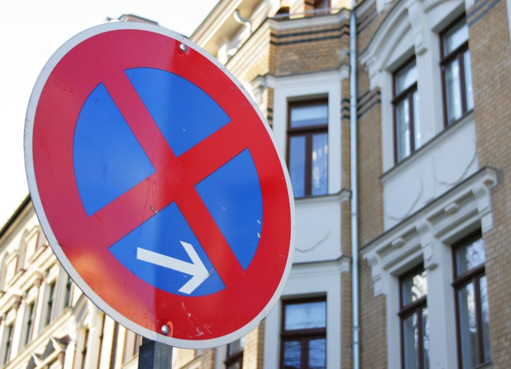 Halteverbotsschild in einer Straße.